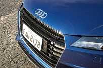 A grade está maior e mais baixa e o símbolo da Audi agora está sobre o capô, como no R8