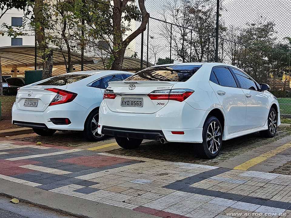 O Civic tem uma carroceria com perfil de cupê enquanto o Corolla segue a linha tradicional dos sedãs