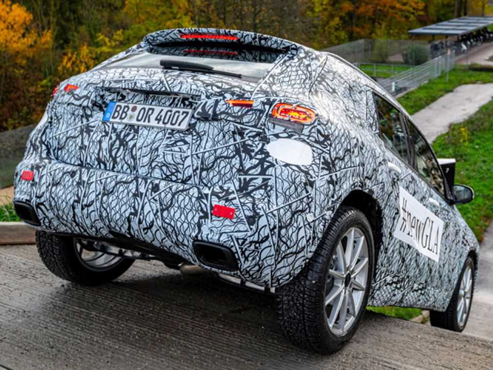 Nova geração do Mercedes-Benz GLA ainda camuflada